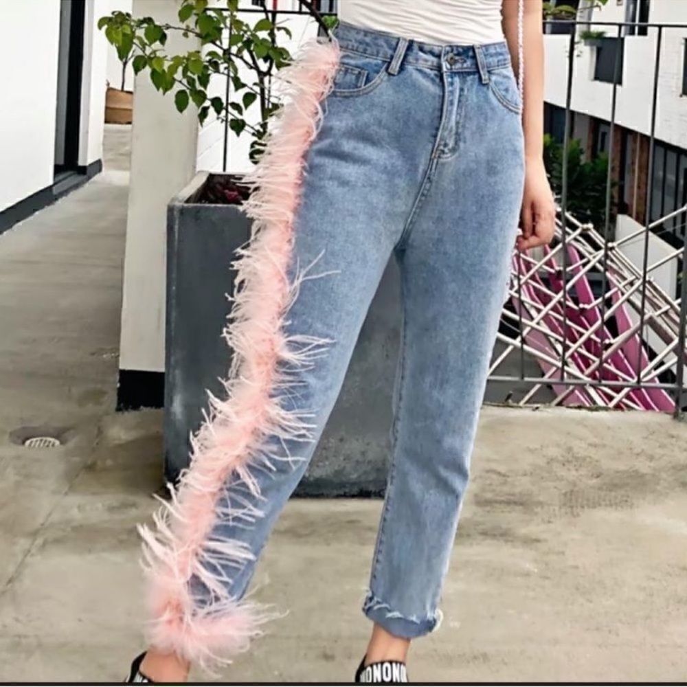 Women's Blue Distressed Ankle Length
Jeans(Size Large)